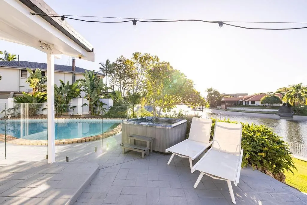 Willa Chic Coastal Waterside Stunner! Gold Coast Dom wakacyjny