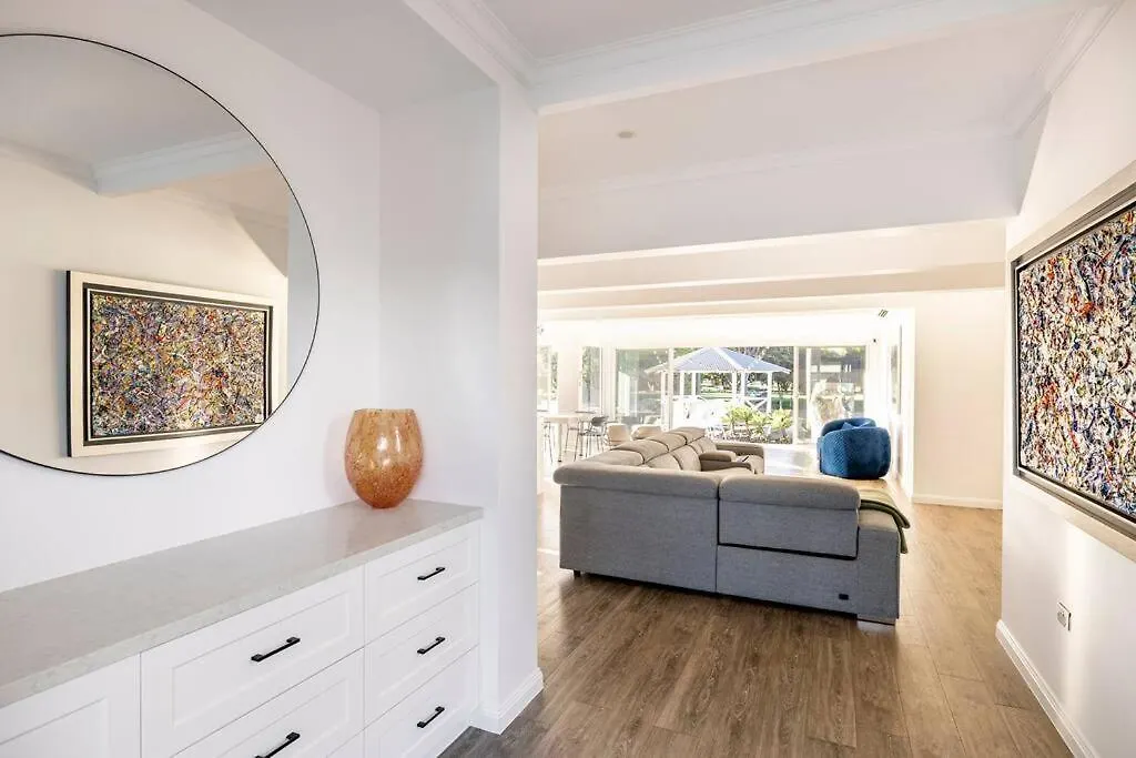 Willa Chic Coastal Waterside Stunner! Gold Coast