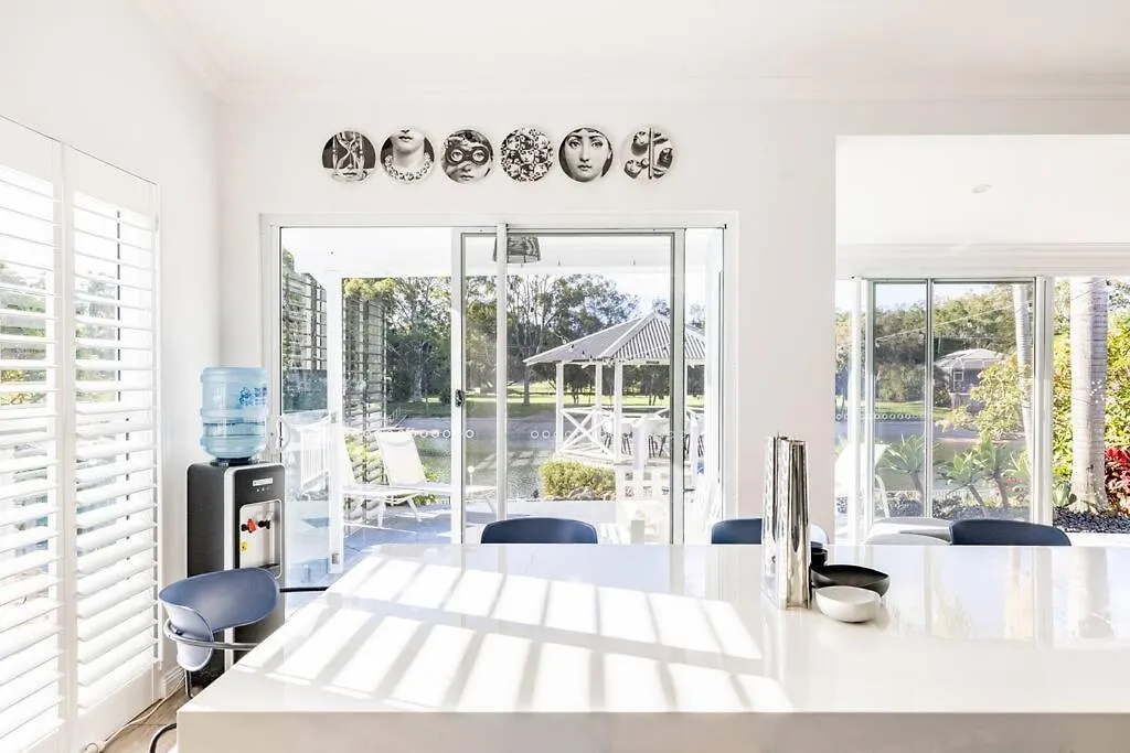 Chic Coastal Waterside Stunner! Villa Gold Coast Tatil Evi