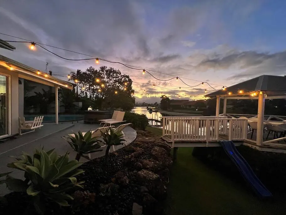 Chic Coastal Waterside Stunner! Villa Gold Coast
