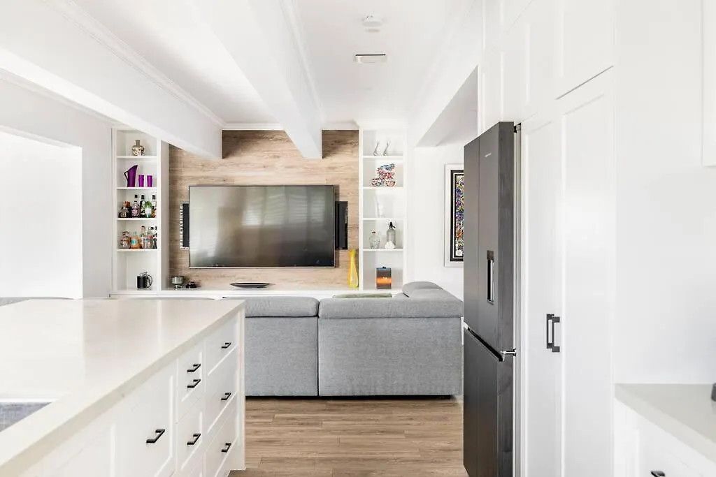 Chic Coastal Waterside Stunner! Villa Gold Coast Avustralya
