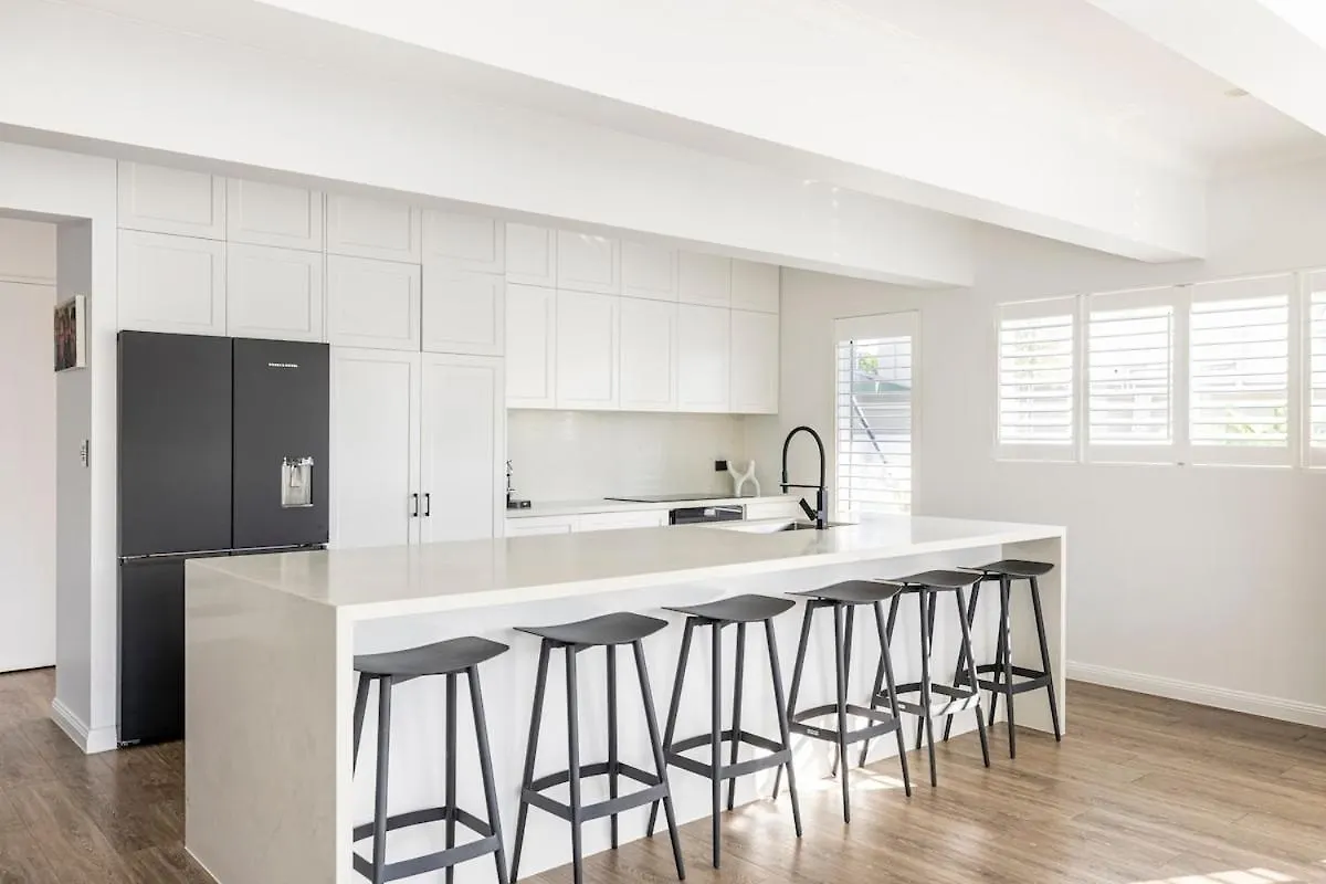 Chic Coastal Waterside Stunner! Villa Gold Coast