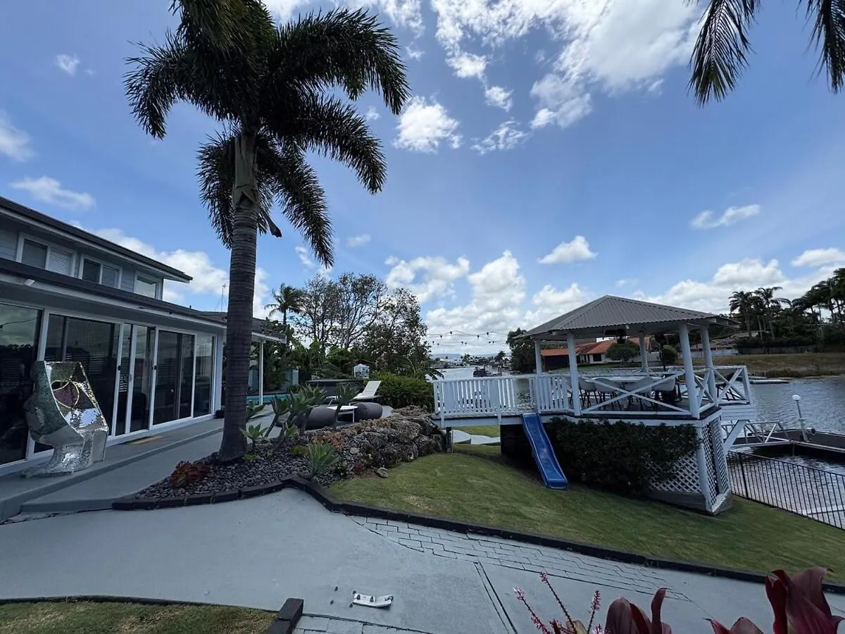 Chic Coastal Waterside Stunner! Villa Gold Coast