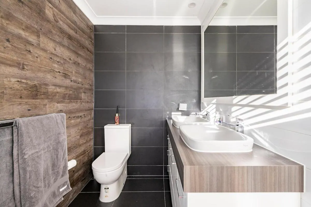 Chic Coastal Waterside Stunner! Villa Gold Coast 0*,