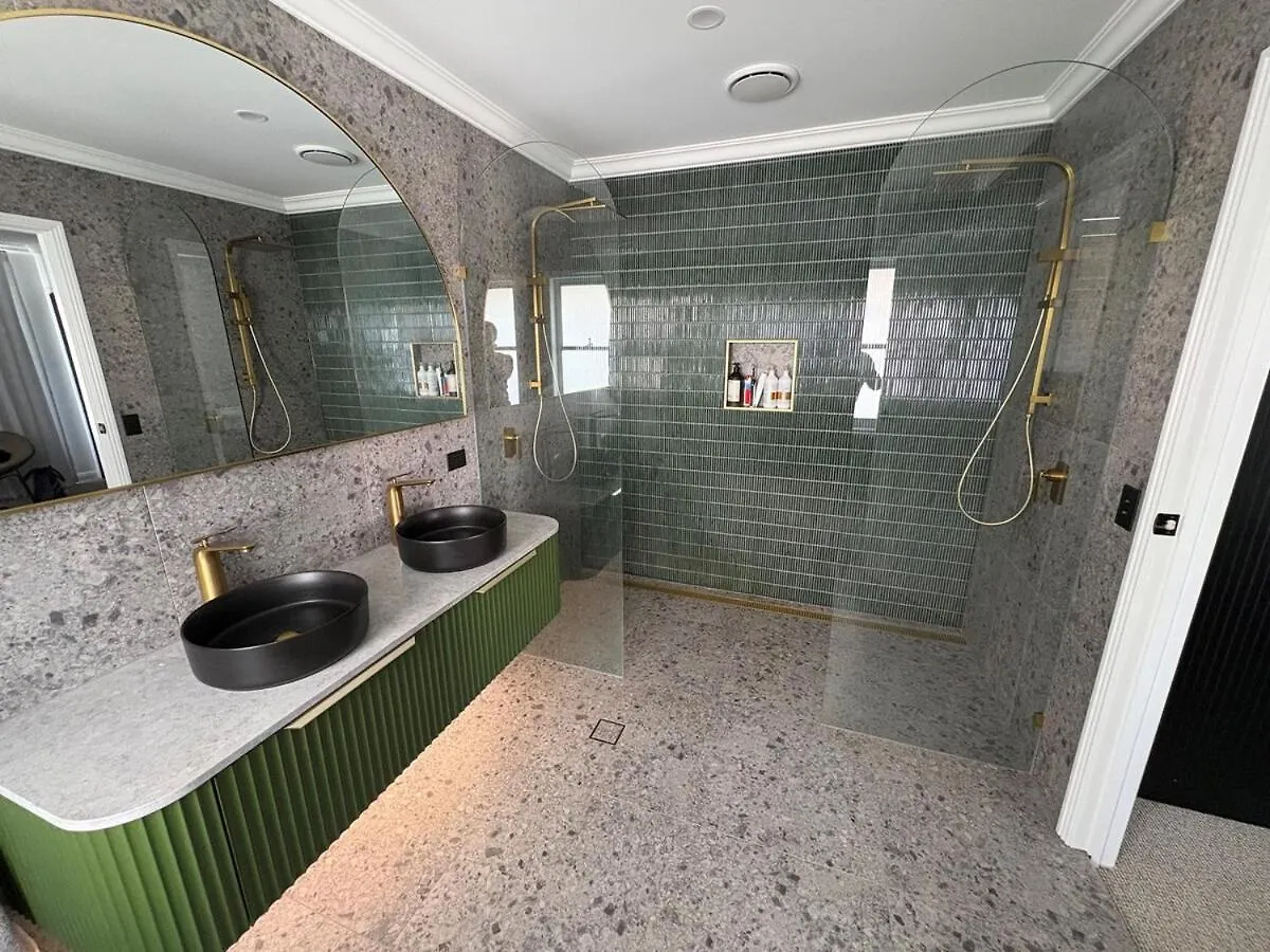 Chic Coastal Waterside Stunner! Villa Gold Coast 0*,